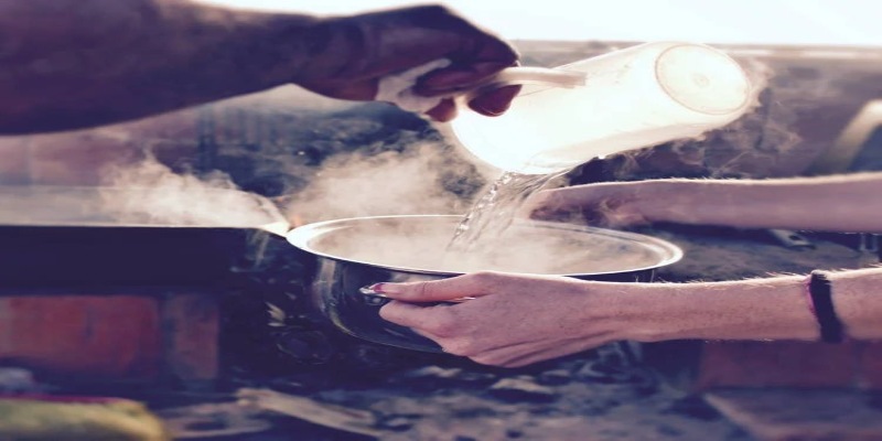 Ngủ mơ thấy nước sôi thể hiện cuộc sống vất vả